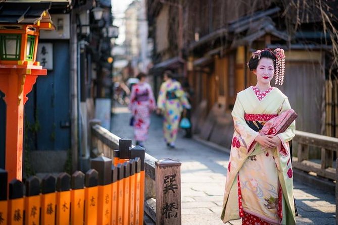 Gion and Fushimi Inari Shrine Kyoto Highlights With Government-Licensed Guide - Government-Licensed Guide: Ensuring a Knowledgeable Experience