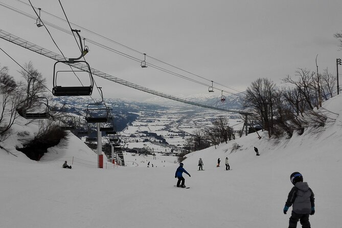 Niigata: Private Snowboarding Lesson  - Niigata Prefecture - Meeting and Pickup