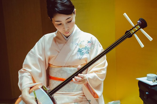 Traditional Japanese Music ZAKURO SHOW in Tokyo - Colorful Kimono Performers and Live Commentary
