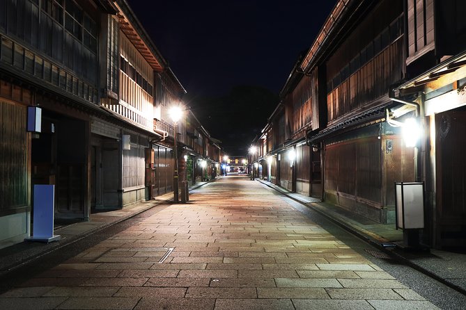 Kanazawa Private Night Tour Photoshoot Session by Professional Photographer - Private Night Tour