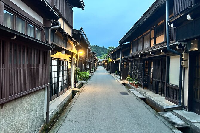 Takayama Night Tour With Local Meal and Drinks - Itinerary Highlights