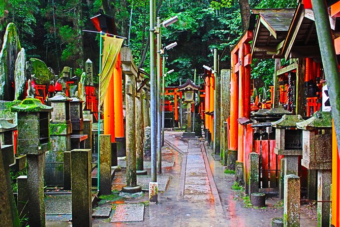 Fushimi Inari Shrine: Explore the 1,000 Torii Gates on an Audio Walking Tour - Exploring the 1,000 Torii Gates