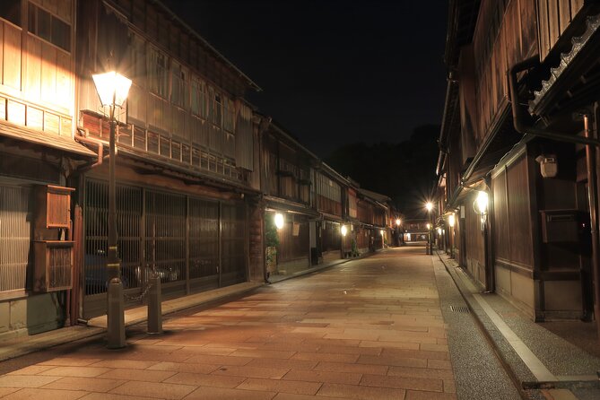 Kanazawa Private Night Tour Photoshoot Session by Professional Photographer - Photoshoot Session
