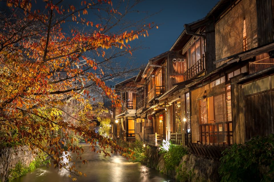 Kyoto: Gion District Guided Walking Tour at Night With Snack - Explore the Gion District at Night