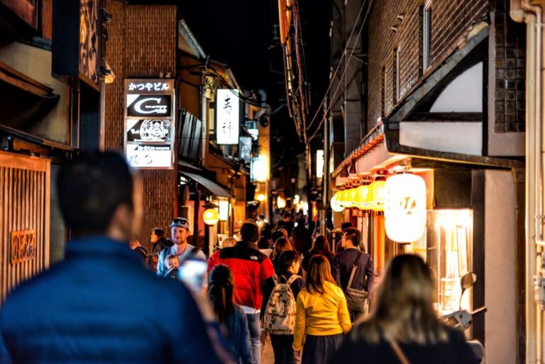 Kyoto: Gion District Guided Walking Tour at Night With Snack