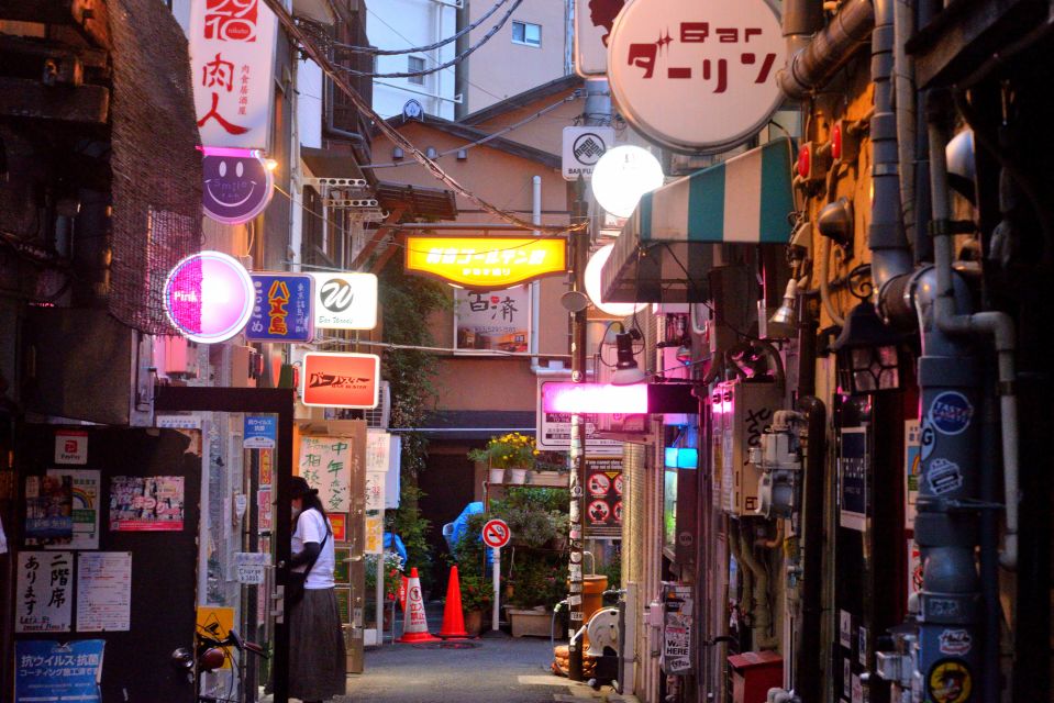 Shinjuku: Deep Bar & Gourmet Tour to Kabukicho Golden Gai - Visit Traditional Bars and Ramen Store